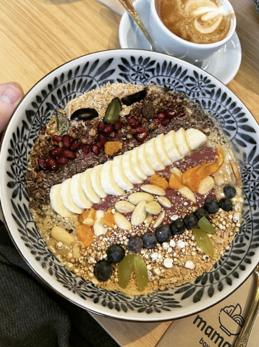 Frühstücksbowl von mamahé mit Banane, Beeren und Nüssen