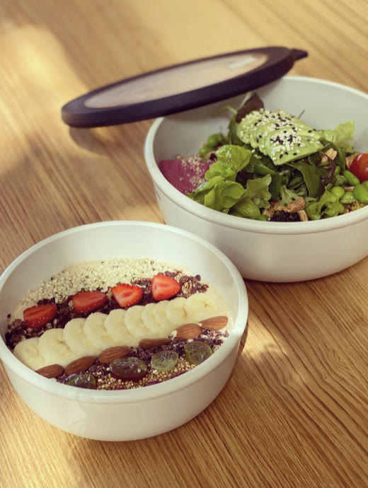 Bowls von mamahé zum Mitnehmen auf einem Schreibtisch